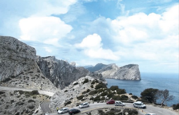 Widok z przylądka Cap de Formentor na klify