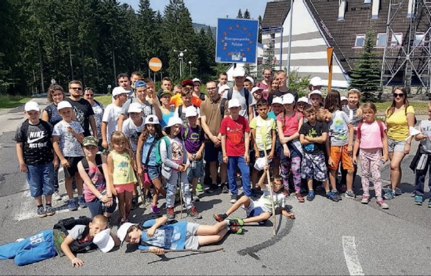 Pamiątkowe zdjęcie uczestników kolonii