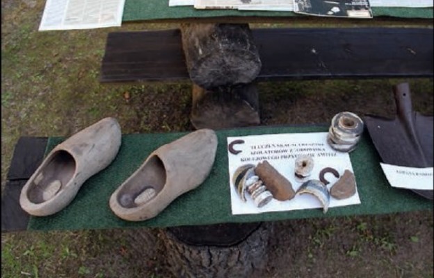 Buty obozowe i izolatory z torowiska kolejowego
przy obozie Amtitz, łopata z KL Auschwitz