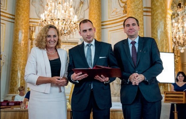 Piotr Otrębski (w środku) po odebraniu Nagrody Miasta Stołecznego
Warszawa na Zamku Królewskim