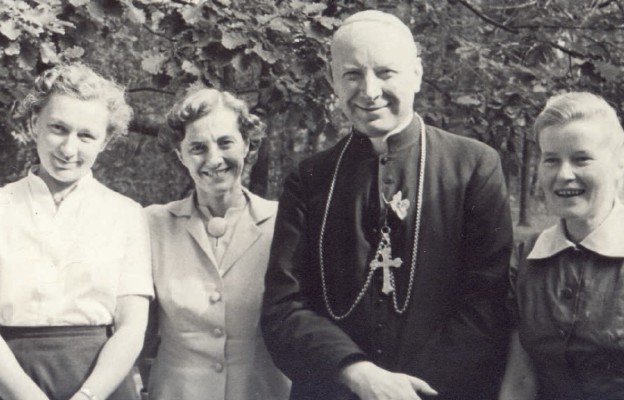 Laski. Od lewej: Janina Michalska, Maria Okońska, kard. Wyszyński, Maria Wantowska