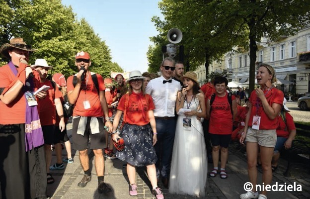 Na zdjęciu: ks. Paweł Król i grupa z Libiąża, m.in. koleżanki i koledzy Helenki