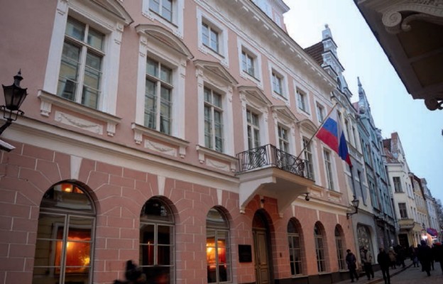 Ambasada Rosji w centrum Tallina przypomina o niebezpiecznym sąsiedztwie