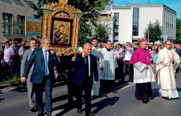 Od 1947 r. w uroczystość Matki Bożej Nieustającej
Pomocy na ulice Torunia wychodzi procesja,
w której niesiona jest kopia obrazu Matki Bożej