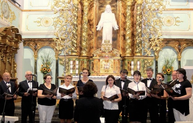 Chórzyści podczas koncertu
w kościele Zbawiciela Świata
i Matki Boskiej Szkaplerznej
w Strzegomiu