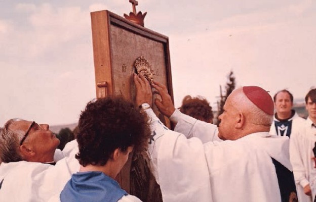 Moment koronacji łaskami słynącego wizerunku z Niechobrza