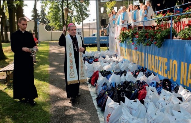 Bp Nitkiewicz błogosławi przygotowane wyprawki szkolne