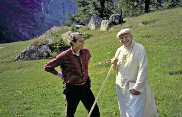 Jan Paweł II ze swoim rzecznikiem prasowym
Joaquínem Navarro-Vallsem
w czasie wakacji w górach
