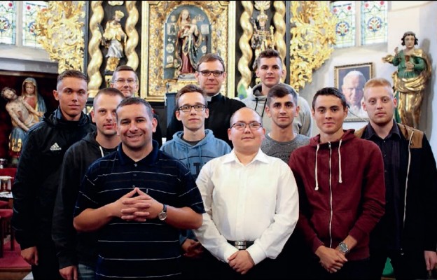 Kandydaci do seminarium duchownego z wicerektorem i wikariuszem w kościele w Świerczynkach
