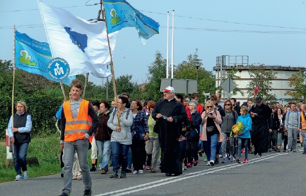 parafii pw. Najświętszej Maryi Panny Królowej Polski
razem z proboszczem ks. Witoldem Pietschem szła
najliczniejsza grupa 180 osób