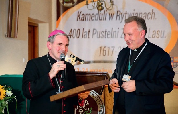 Bp Krzysztof Nitkiewicz i ks. Wiesław Kowalewski, dyrektor pustelni