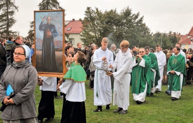 – Nie chodzi o to, aby siłą zwalczać zło, ale poprzez przykład osobistego
pójścia za Chrystusem pociągać innych na drogę Ewangelii –
mówi ks. Stanisław Mika