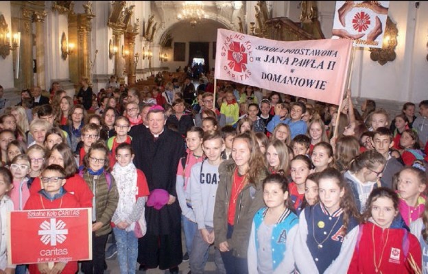 Członkowie Szkolnych Kół Caritas Archidiecezji Wrocławskiej z abp. Józefem Kupnym
podczas pielgrzymki w Trzebnicy