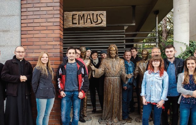 Studenci, duszpasterze i ludzie
zaangażowani w budowę kościoła