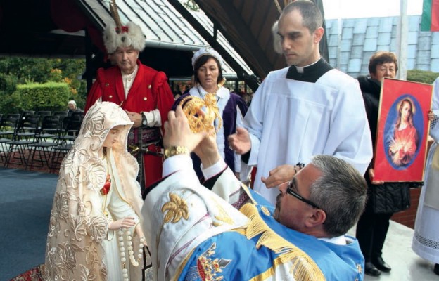 Pielgrzymi odmówili Różaniec przy figurze Matki Bożej Fatimskiej pobłogosławionej przez papieża Franciszka