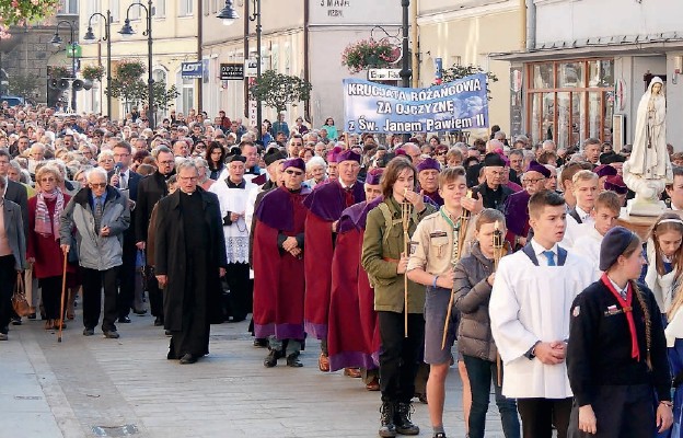 Uczestnicy procesji na ul. 3 Maja