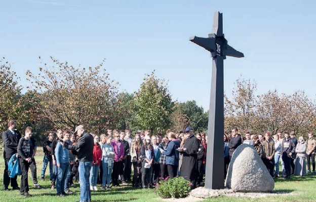 Młodzi ze szkoły Sióstr Prezentek z Rzeszowa w Zabawie