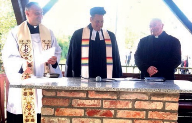 Nabożeństwo na cmentarzu w Żabnicy. Od lewej: ks. dr hab. prof. US
Cezary Korzec, pastor Bernhard Riedel oraz ks. dr Jan Mazur
