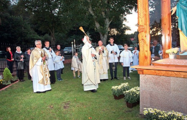 Poświęcenie Figury Maryi Niepokalanej przed kościołem w Pniewie