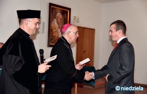 Abp Wacław Depo wręcza dyplomy zeszłorocznym absolwentom Wyższego Instytutu Teologicznego