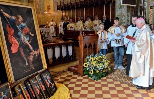 Ksiądz Arcybiskup poświęcił obraz Patrona, który zostanie umieszczony w sali obrad Urzędu Gminy w Dydni