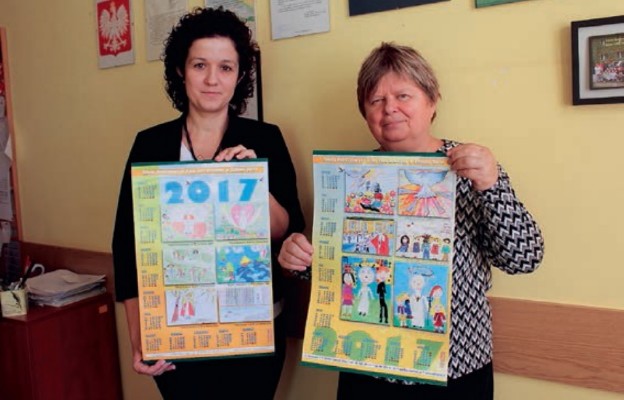 Justyna Borowik i Elżbieta Iwaniec z kalendarzami opatrzonymi
w prace dzieci
