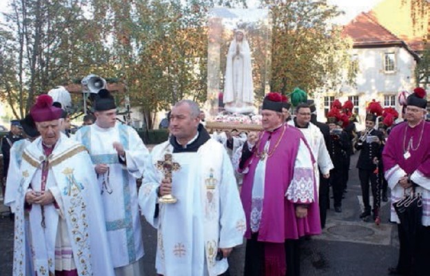 Procesja z figurą Matki Bożej Fatimskiej