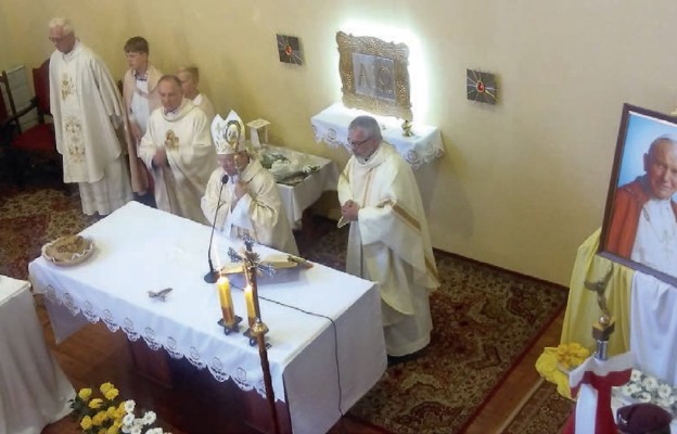 Bp Henryk Wejman zachęcał, aby obecność św. Jana Pawła II w relikwiach mobilizowała do troski o rodzinę