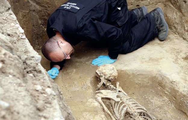 Każdy odnaleziony fragment szczątków na „Łączce” oraz inne artefakty trafiają pod namiot, gdzie są starannie oczyszczane. Zanim to się stanie dół śmierci starannie oglądany jest przez dr Łukasza Szleszkowskiego z Zakładu Medycyny Sądowej