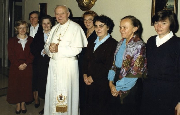 Członkinie Instytutu Prymasa Wyszyńskiego pracujące w Rzymie z Marią Okońską
na audiencji u papieża Jana Pawła II, 1 listopada 1990 r