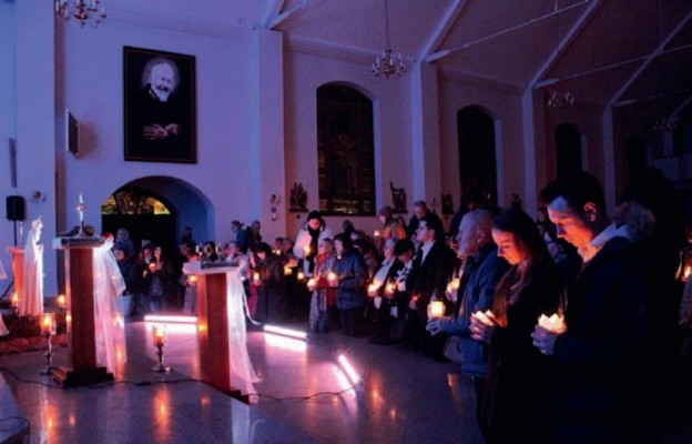 Uczestnicy wieczoru modlili się w intencjach
naszej Ojczyzny i diecezji