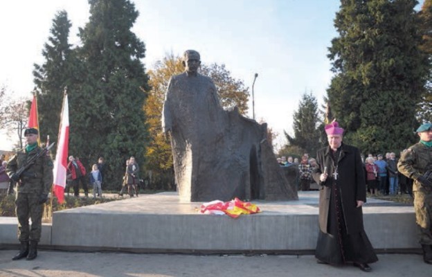 Pomnik Wojciecha Korfantego we Wrocławiu poświęcił w 2014 r.
abp Józef Kupny