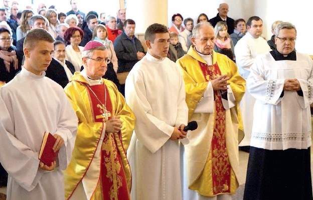 Modlitwę za wszystkich ofiarodawców i dobrodziejów kościoła poprowadził
bp Jan Wątroba