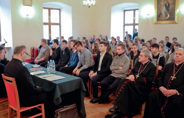 Prelegenci i uczestnicy sympozjum nt. biskupów sandomierskich