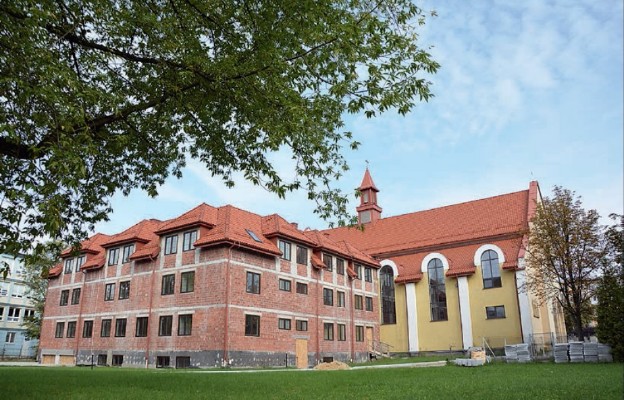 Budujący się klasztor kapucynów w Kielcach