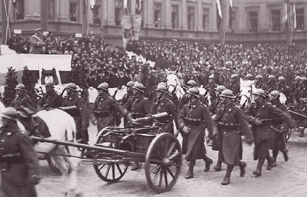 Uroczysta defilada 21. Pułku Piechoty w Warszawie w 1932 r.