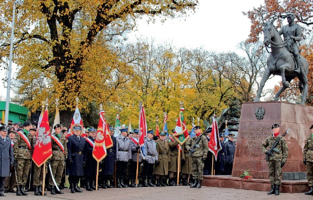 Obchody Święta Niepodległości przy pomniku marszałka Józefa Piłsudskiego w Gorzowie