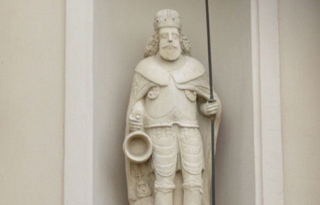 Rzeźba św. Floriana  na fasadzie kościoła