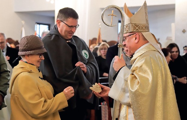 Na wzór św. Brata Alberta zgromadzeni dzielili się chlebem