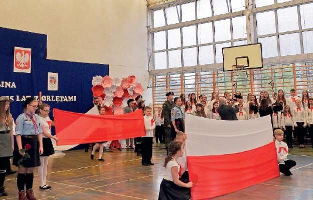 Inscenizacja nawiązująca do odzyskania niepodległości przez Polskę