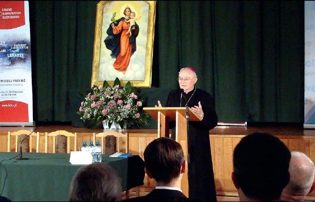 Konferencję „Szczepienia – między nauką a ideologią” otworzył abp Henryk Hoser, ordynariusz
warszawsko-praski i przewodniczący Zespołu ds. Bioetycznych Konferencji Episkopatu Polski