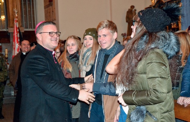 Bp Wiesław Śmigiel w serdecznym spotkaniu z młodzieżą
podczas czuwania modlitewnego w jego intencji