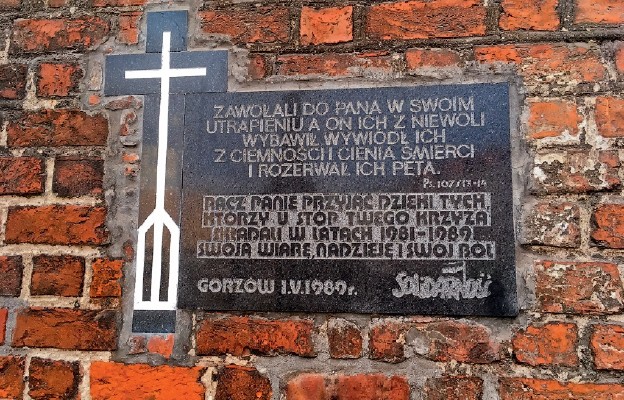 Pamiątkowa tablica wmurowana w ścianę katedry gorzowskiej w 1989 r.