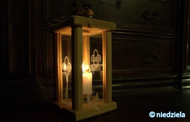 Betlejemskie Światło Pokoju dotarło do domu Prymasa Polski