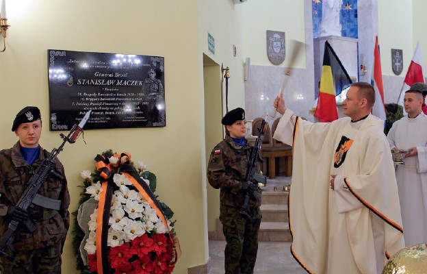 Tablicę poświęcił ks. płk Grzegorz Krupski