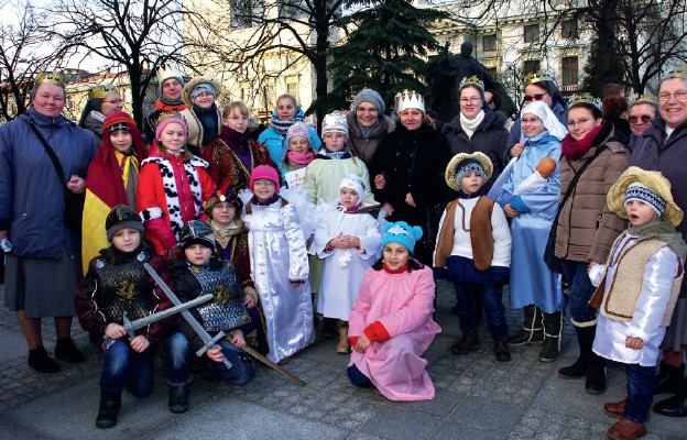 Siostry Salezjanki z podopiecznymi podczas uroczystości Objawienia
Pańskiego