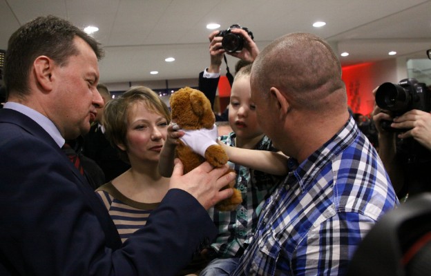 Minister Błaszczak wręcza medal 3-letniemu Maciusiowi z Poraja