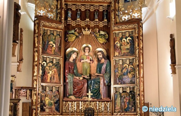 Ołtarz główny archikatedry częstochowskiej noszącej wezwanie Świętej Rodziny