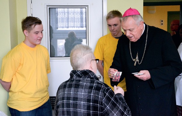 Biskup legnicki odwiedził Oddział Paliatywny