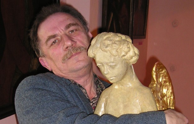 Jerzy Plucha z rzeźbą anioła